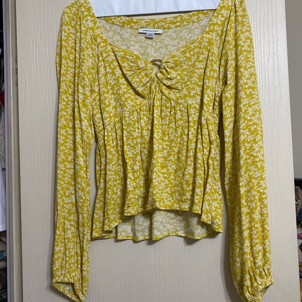 American eagle blouse that’s fitted on the top and flows on the bottom